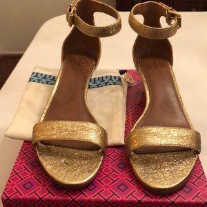 Tory Burch Saharian Gold Savannah Wedge Sandal Vulcano-Metallic Size 8.5